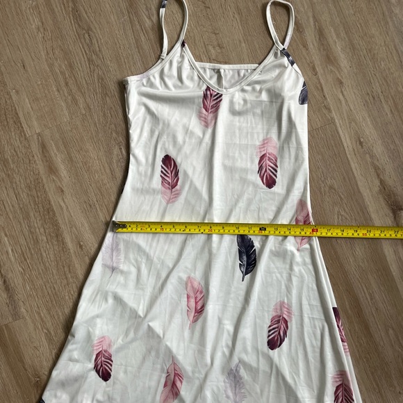 White dress with feathers - Picture 3 of 4